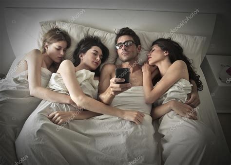 Hombre durmiendo con tres mujeres fotografía de stock olly