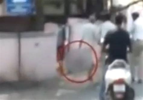 Husband Calmly Walks Down Street Holding Wifes Severed Head After She