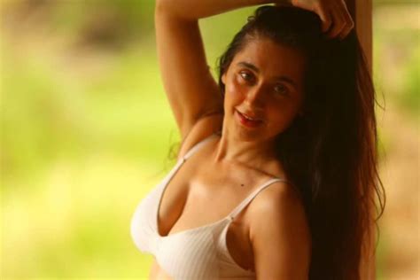 sexy sanjeeda shaikh looks hot flaunts her curves in crop top and jeans photos goes viral