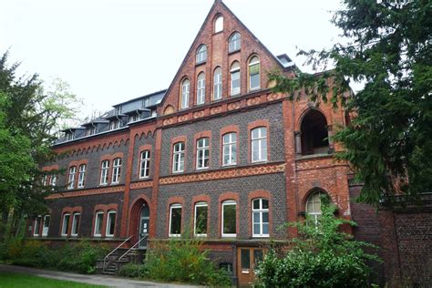 Eingebettet in obstgärten genießen sie im weiten etschtal den blick auf die umliegende bergwelt. Umbau Luise Fliedner Haus und Integration Hotel MutterHaus ...