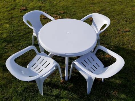 White Plastic Garden Furniture Round Table 4 X Slatted Chairs Be
