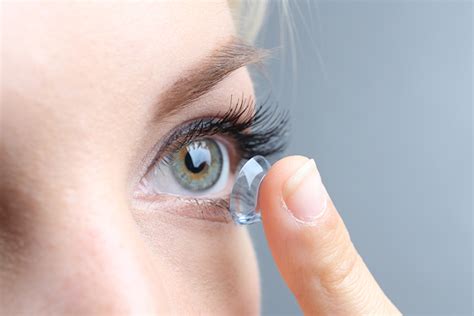 Learn How To Put In Contact Lenses In Less Than 24 Hours