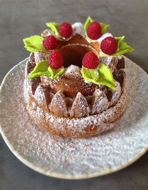 Teamwork, bäckerei, riesen dessert für geburtstag oder hochzeit. Schnell einen Kuchen dekorieren | Kuchen dekorieren ...