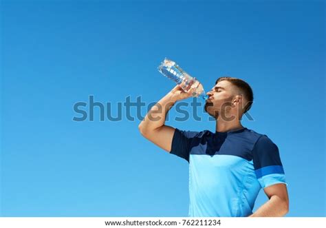 Man Drinking Water After Running Portrait 库存照片（立即编辑）762211234