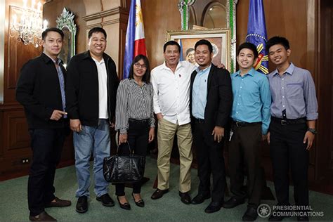 Nov 8 2016 President Rodrigo Duterte Poses With Artist Alvin