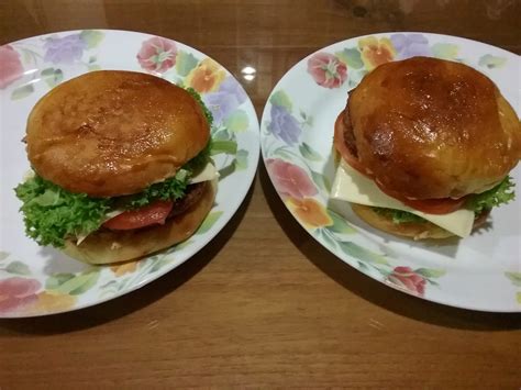 Selain itu juga bisa diiris melintang untuk diisi patty & aneka pelengkap sebagai burger. matahati: Resepi Asas Roti Burger