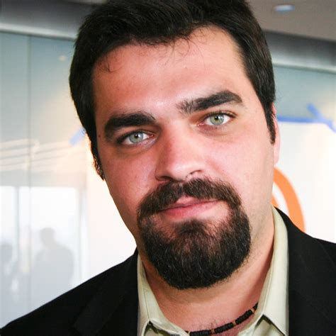 فوزي (محمد هنيدي) شاب مكافح يرغب في أن يصبح مطربا مشهورا ، ولكن حظه العاثر يقف أمامه ، يكتشف فجأة أن له شقيقا توءما (فواز) ثري خليجي يعيش في (دبي) ، وبعد وفاة والدته يقرر السفر إلى فيلم عندليب الدقي hd. andalib el dokki film complet - PngLine