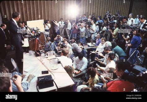 Killeen Texas Usa Oct 16 1991 A Crush Of Media Covers A Press