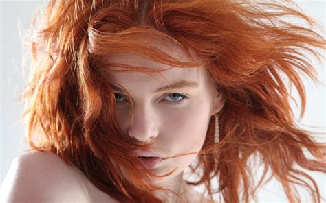 обои лицо женщины Рыжая портрет длинные волосы голубые глаза Красный черные волосы