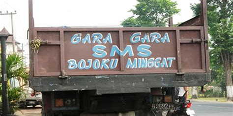 Tangan kreatif di balik tulisan tulisan unik di truck. Gambar & Tulisan Lucu Yang Sering Dijumpai Di Bak Mobil Truk