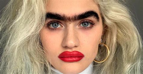 Models With Big Eyebrows Hd Modello