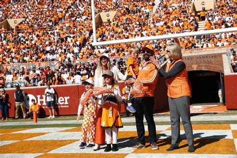 Tennessee Athletics On Twitter Neyland Ovation For Our Homecoming