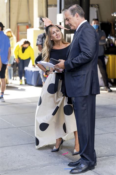 see sarah jessica parker and chris noth reunite on set of the sex and the city revival sarah