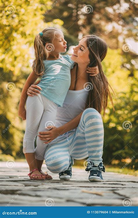 Nettes Kleines Mädchen Und Ihre Mutter Stockfoto Bild von freizeit