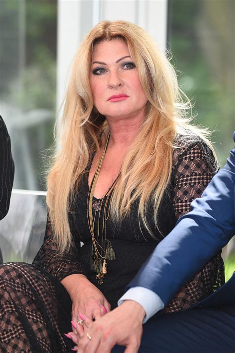 She is one of the most popular singers in poland. Beata Kozidrak modli się za chorą mamę. Jak o nią dba ...