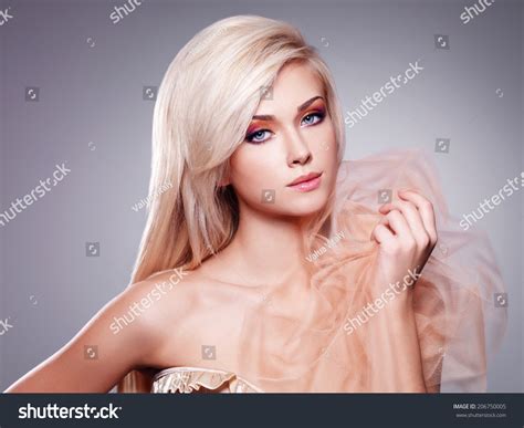 Portrait Beautiful Sensual Blonde Woman Posing Stock Photo 206750005