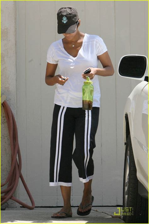 halle berry voted sexiest woman alive again photo 2145551 halle berry photos just jared