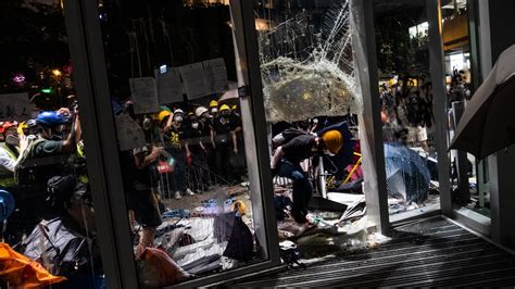 Hong Kong Protest Live Updates Police Disperse Protesters Outside