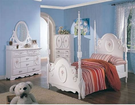 What do girls want for their rooms if not the princess bedroom furniture? Princess Bedroom Set Sophie White with Poster by Coaster