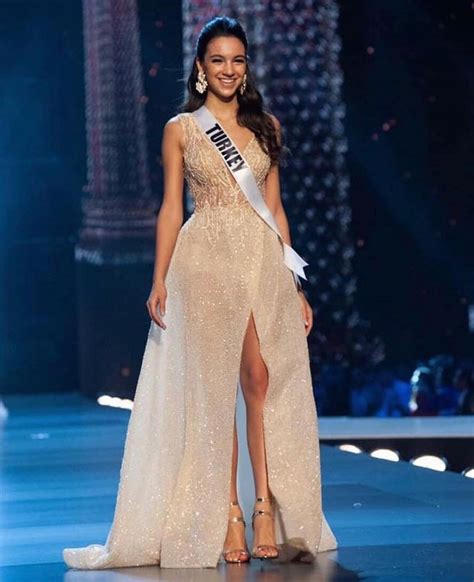 10 Evening Gown Paling Cantik Di Gelaran Miss Universe 2018 Lintas Viral