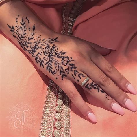 Nationally, the average cost to hire a henna artist is between $100 and $180 per hour. I love henna vines 😍 | Henna, Vine tattoos, Body art tattoos