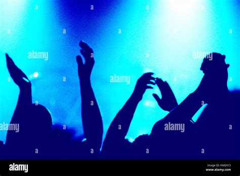 Hands Clapping Concert Hi Res Stock Photography And Images Alamy