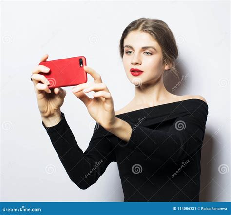 Tempo De Selfie Mulher Loura De Sorriso Dos Jovens Que Faz O Selfie No Fundo Branco Imagem De