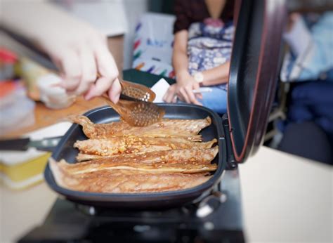Azis tahu kalau bu yuli sudah kehabisan tenaga, dengan santai azis melepaskan seluruh pakaiannya. Masak Sehat dan Praktis dengan Happycall | utie adnu