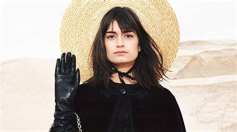 Sign up for deezer for free and listen to clara luciani: Clara Luciani, veuve noire insaisissable dans "Comme toi"