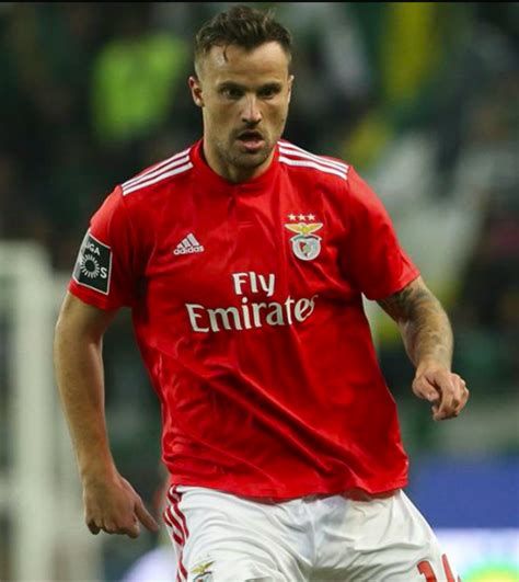 El 27 de agosto de 2012 se unió a las filas del novara calcio italiano. Bruno Fernandes deixou uma mensagem a Seferovic e o ...