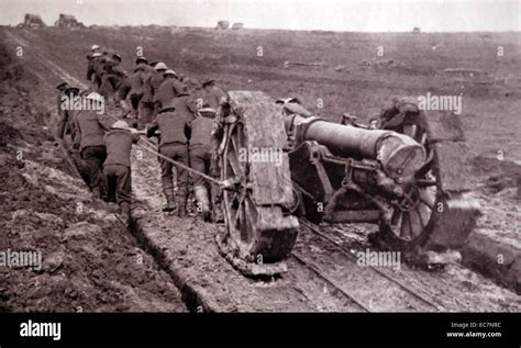 Britische Soldaten Ziehen Eine Große Artillerie Kanone Durch Ein