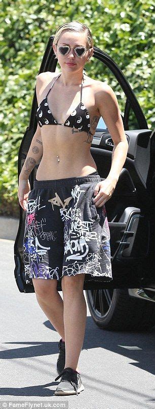 Slim Miley Cyrus Heads Out For A Hike In A Bikini And Baggy Shorts Miley Cyrus Miley Fashion