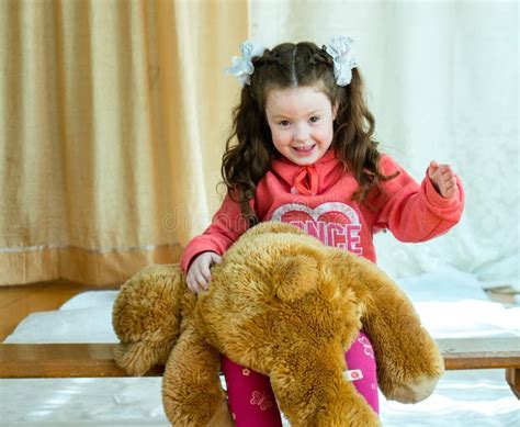 niña enojada golpeando a su oso de peluche concepto de abuso doméstico niña de 4 a 5 años