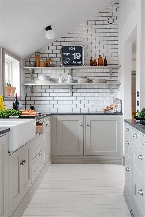 Make your kitchen look bigger with these ideas of kitchens with light wood floors. decordots: Kitchen inspiration | White tiles + black grout
