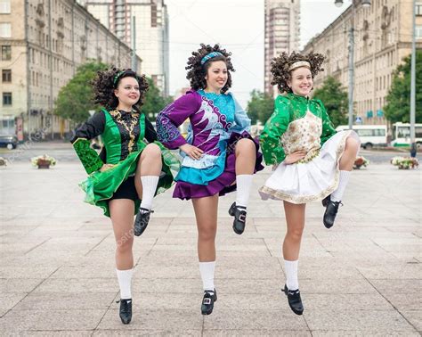Tres Mujeres En Vestidos De Danza Irlandesa Bailando Fotografía De