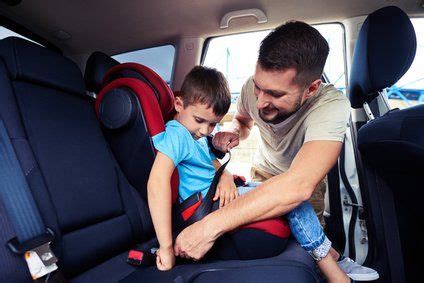 Während erwachsene selbst dafür verantwortlich sind, dass sie richtig angeschnallt fahren, liegt die. Kindersicherheit im Auto in 2019 - Kindersitze und Babyschalen