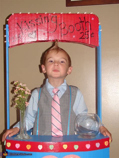 It definitely delivers on the title's promise: Kissing Booth Homemade Halloween Costume - Photo 4/8