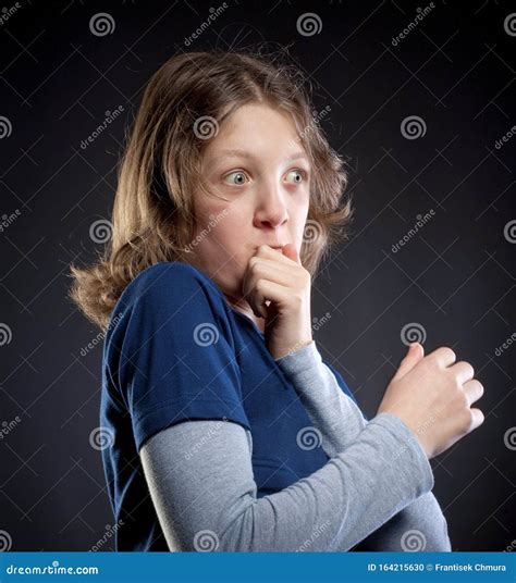 Junge Mit Braunem Haar Gefickt Stockfoto Bild Von Haar Hände 164215630