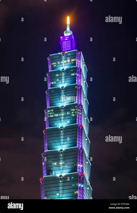 The Taipei 101 Building At Night Stock Photo Alamy
