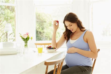 Pregnant Woman Eating Food Theayurveda