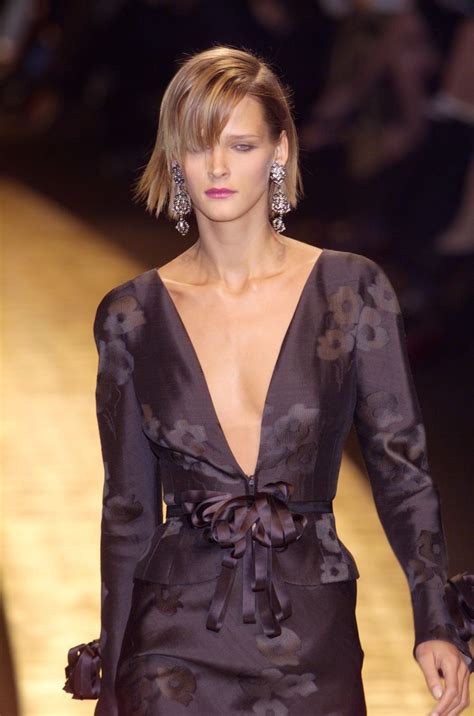Carmen Kass For Valentino S S 2001 Fashion 2000s Fashion Carmen Kass