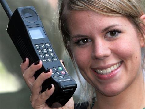 30 Jahre Digitaler Mobilfunk Vom Knochen Zum Smartphone Telecom