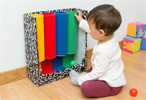 Através do tubo das cores brinquedo de inspiração montessori a