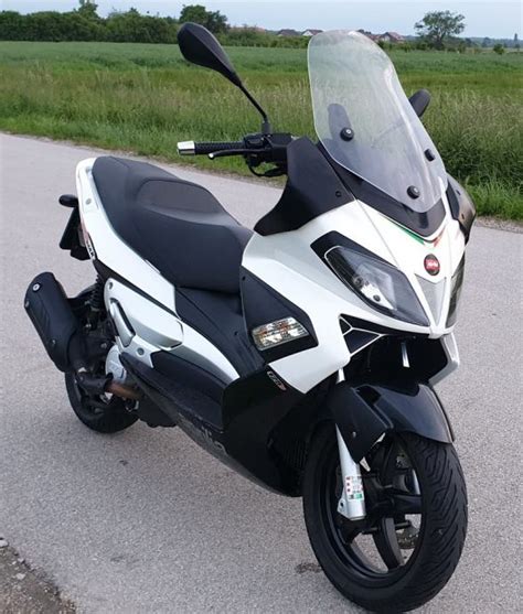Op zoek naar goedkope en hoogwaardige aprilia sr max 125 motorfietsen in duitsland? Aprilia SR MAX 125 ie 125 cm3, 2015 god.