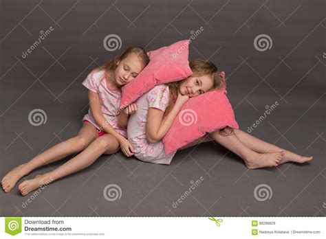 Les Belles Deux Filles Dans Des Pyjamas Roses Jouent Avant D Aller Au