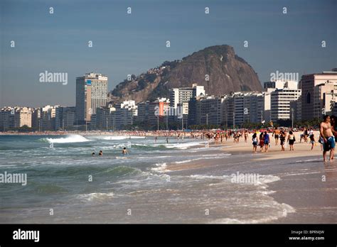 Rio De Janeiro Br Sil C L Bre Plage De Copacabana Un Paradis De