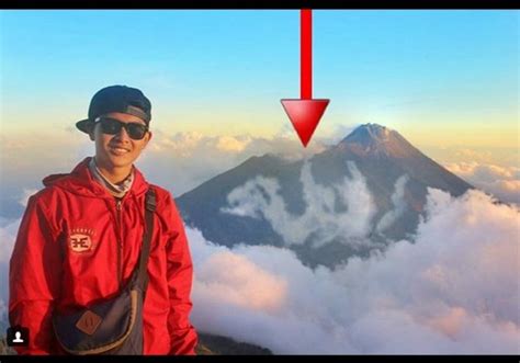 Foto Di Puncak Gunung Merbabu Dengan Background Mirip Lafaz Allah