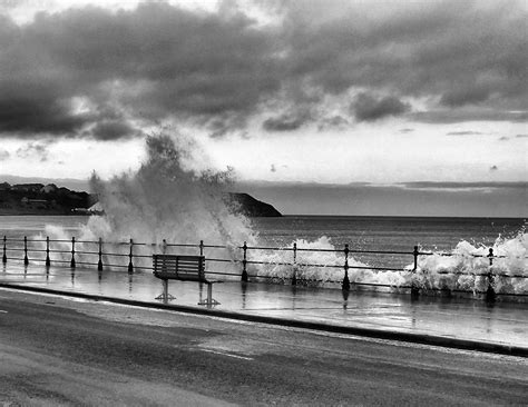 North Bay Scarborough Crashing Waves Waves Crash Against Flickr