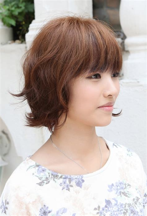Sweet Hairstyles For Women Layered Short Brown Bob Hairstyle With