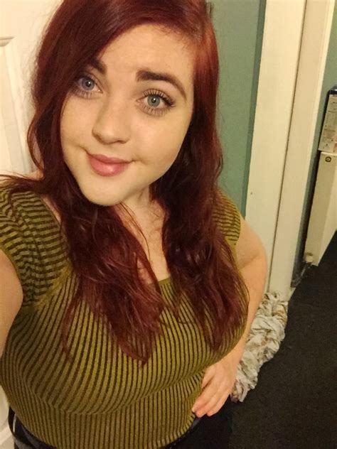 Curvy Redhead Havent Posted A Selfie In A While And You Guys